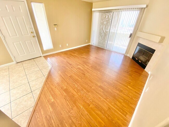 Foto del edificio - 1ST FLOOR CONDO UNIT 3 BEDROOM / 2.5 BATHROOMS LOCATED IN A GATED COMMUNITY!