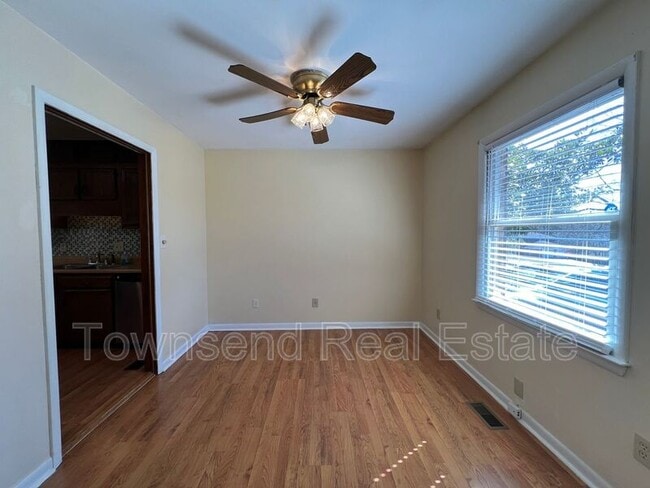Foto del edificio - 6204 Lakehaven Dr
