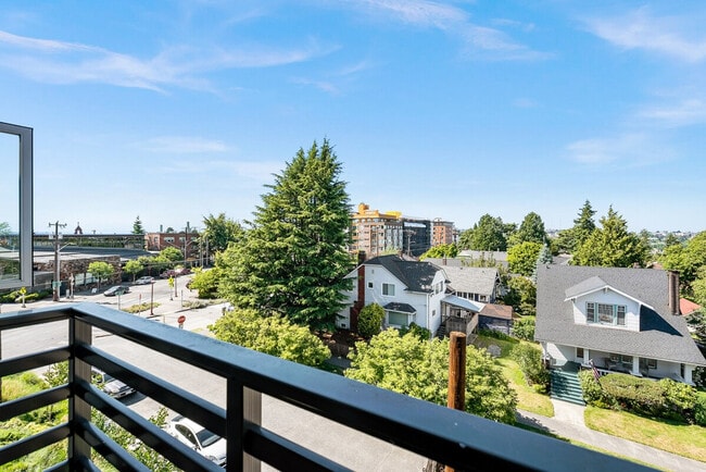 Building Photo - 2811 18th Ave S