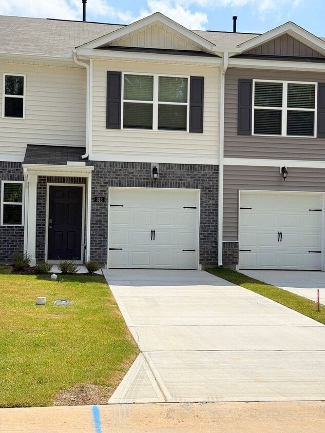 Primary Photo - Elegant 3BR/2.5BA Smart Townhome in Sanfor...