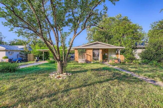 Building Photo - 1423 Westmoor Dr