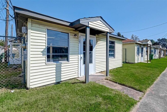 Building Photo - 3105 Christie St