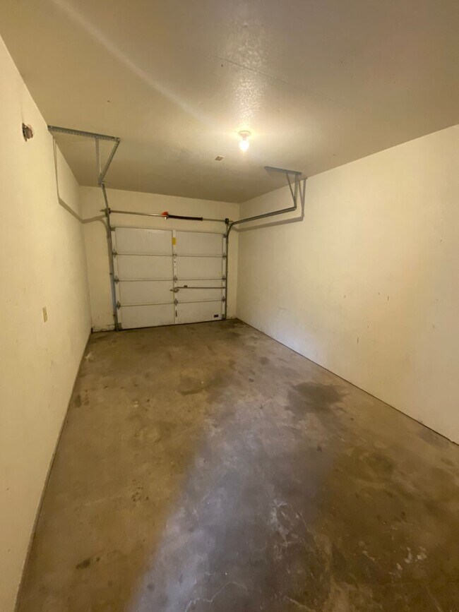 Building Photo - 5425 Glenridge Wy