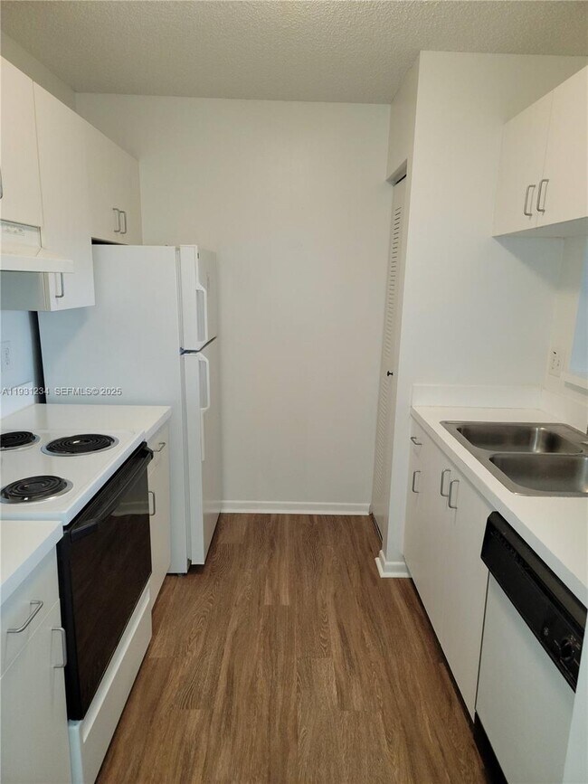 Foto del edificio - 1701 Village Blvd