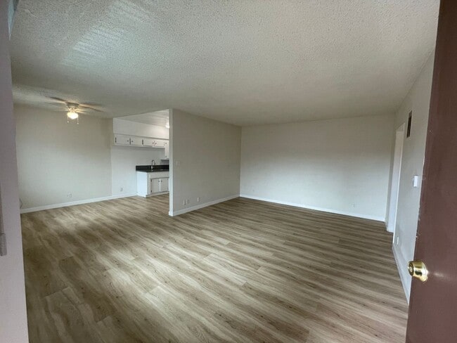 Building Photo - 13129 Oxnard St