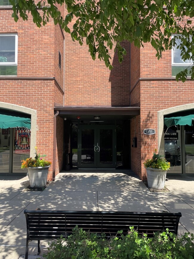 Foto del edificio - 1351 N Western Ave