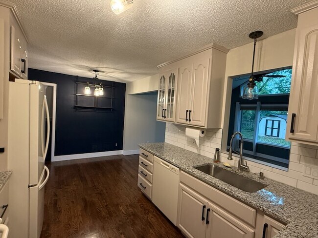 Foto del edificio - 15350 Drexel Way