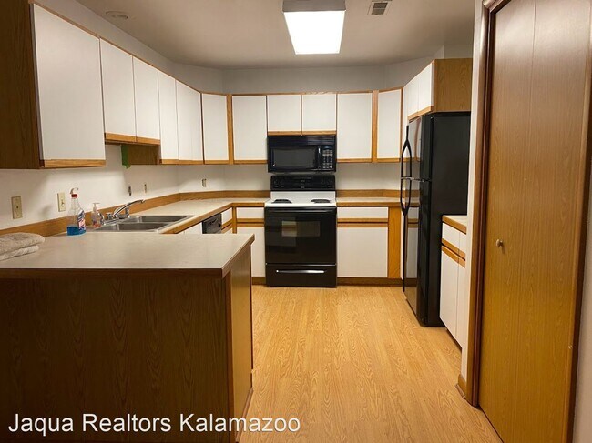 Foto del edificio - 3 br, 2 bath House - 7083 Douglas Ave
