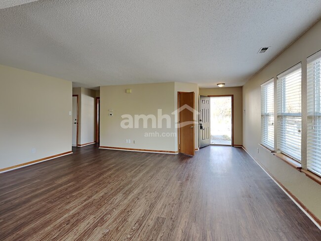 Foto del edificio - 2076 Meadowlark Ln