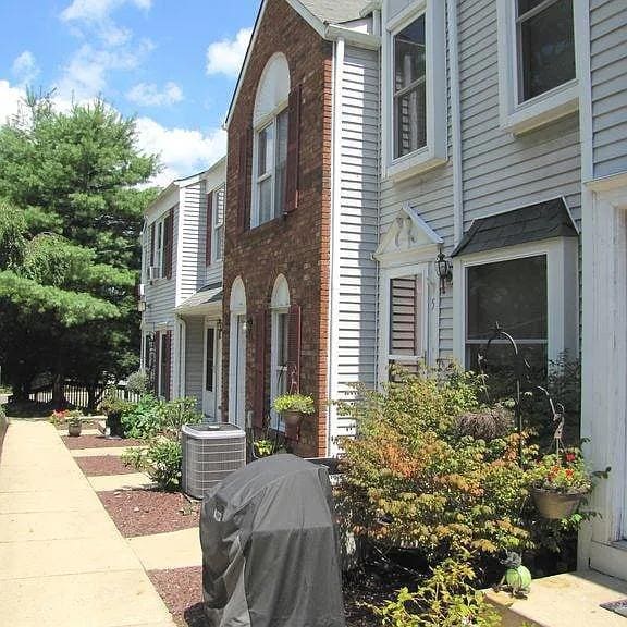 Foto principal - 8 Colonial Ct