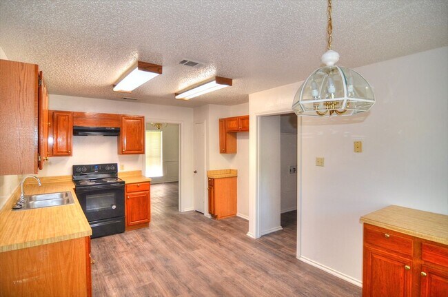 Building Photo - 8901 Greentree Dr