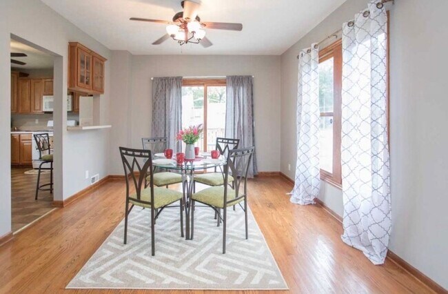 Foto del edificio - 3x2 corner lot w/ fenced backyard