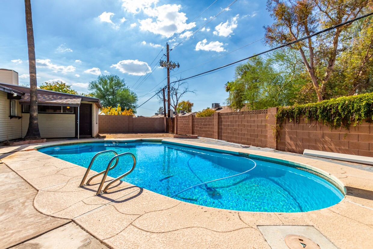 Foto principal - 4 BEDROOM, 2 BATH TEMPE HOME WITH SPACIOUS...