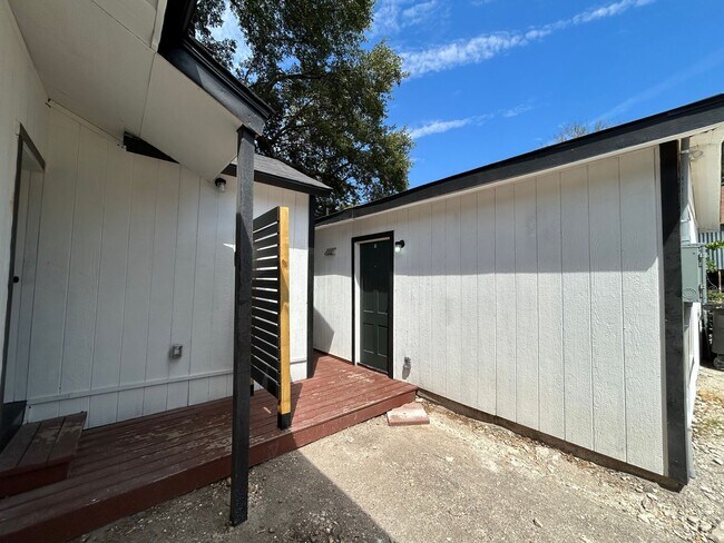 Foto del edificio - 1245 Kayton Avenue