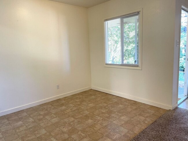 Foto del edificio - Tri-Plex, 1 bedroom, 1 bath plus a large o...