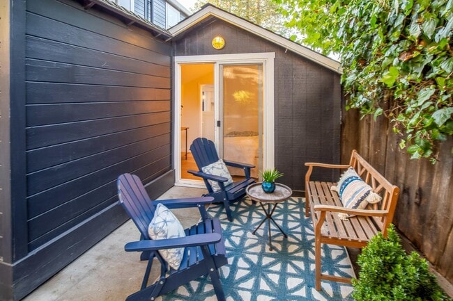 Enchanting private patio - 2151 Oakley Ave