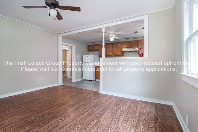 Building Photo - 2/1 Large home close to everything