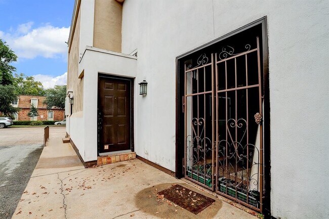 Foto del edificio - 2744 Briarhurst Dr
