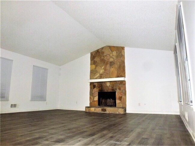 Foto del edificio - 382 Cross Creek Pl