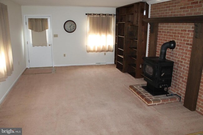 Building Photo - 252 Fox Dr