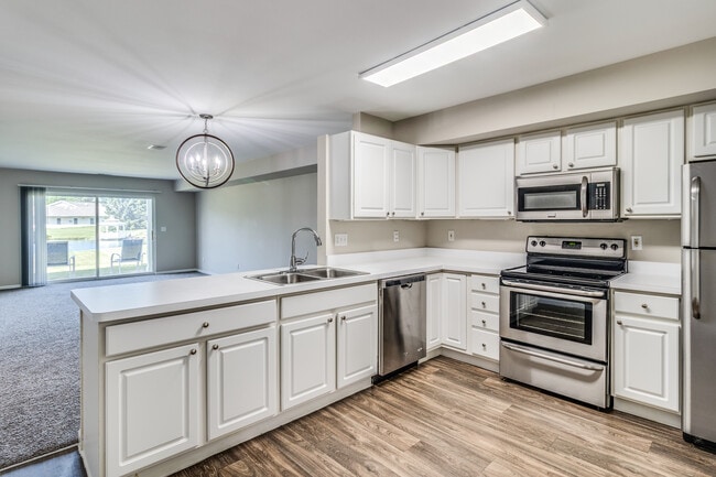 Gran sala de estar / Puerta de 8 pies - Keystone Lake Apartments