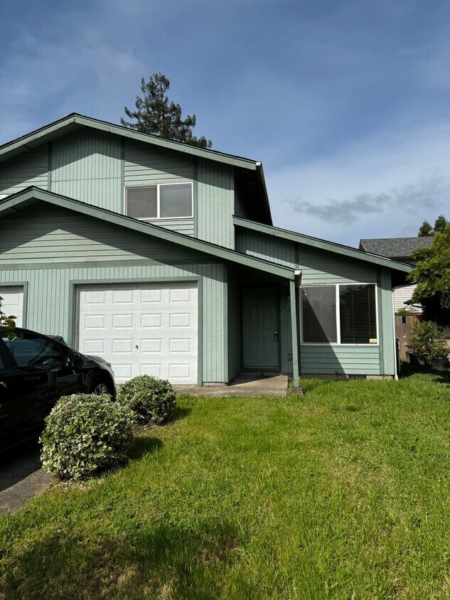 Primary Photo - 2 bedroom 1.5 bath duplex