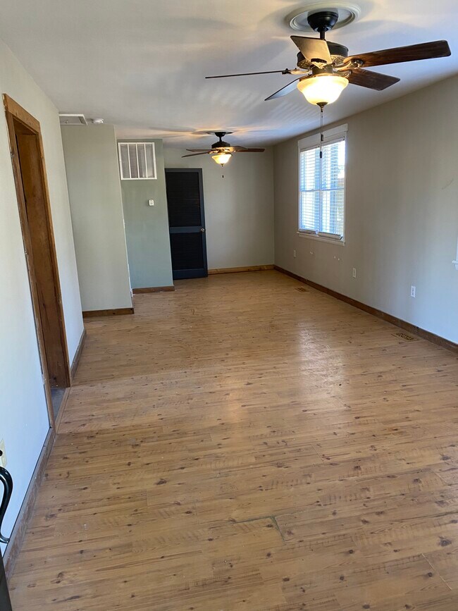 Building Photo - 317 Riverview Ave
