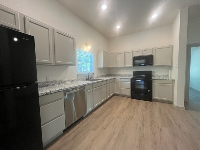 Building Photo - 904 W Live Oak St