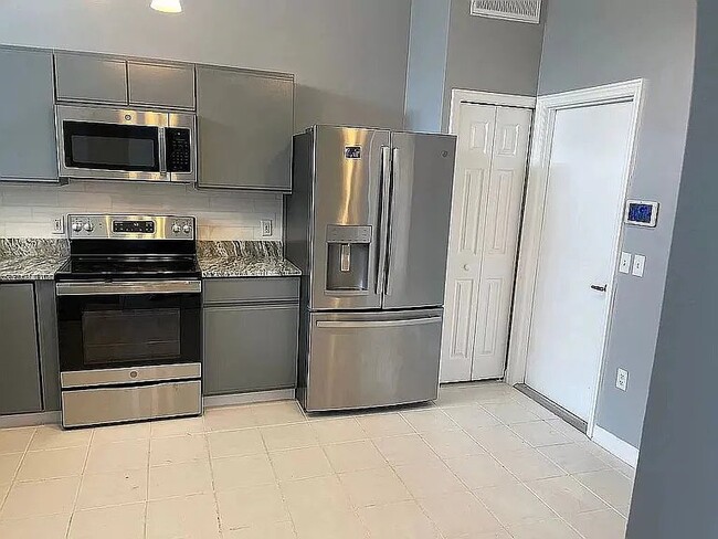 Building Photo - 826 Delfino Pl