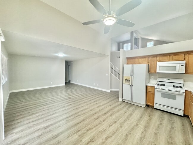Building Photo - 823 Zinnia Cir