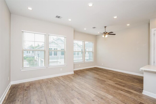 Foto del edificio - 5119 Royal Heath Dr