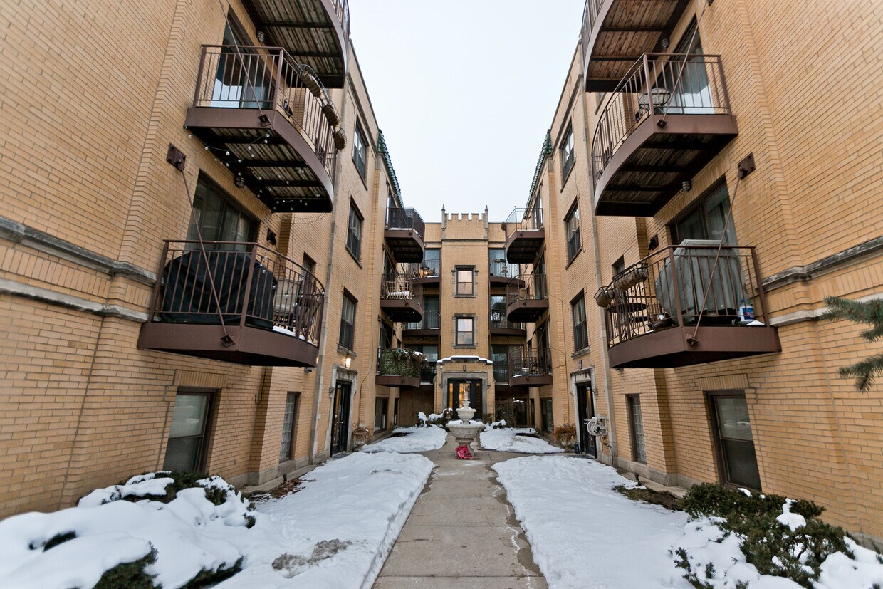 Foto principal - 3012 W Addison St