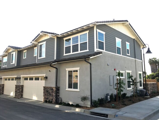 Building Photo - Modern 4 Bedroom Townhome in New Anderson ...