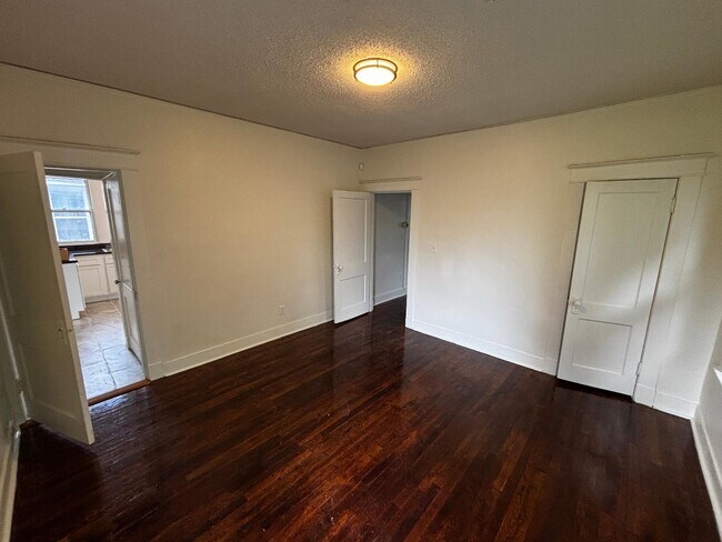 Building Photo - 2022 Waverly Ave