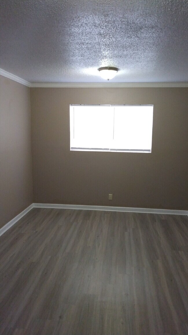 Foto del edificio - Beautiful and spacious 2BR/1BA downstairs unit at The Chateau Royale Apartments. This unit is ren...