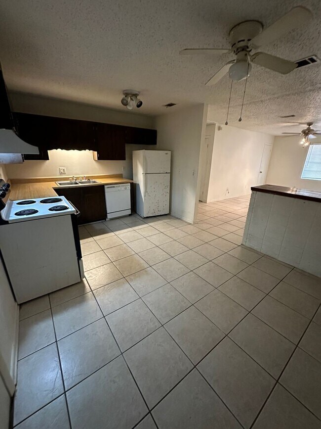 Foto del edificio - 2412 Clemons Rd