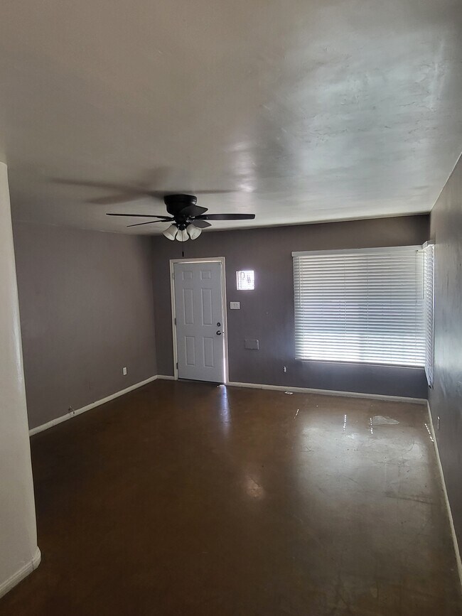 SALA DE ESTAR - 340 E Virginia Cir