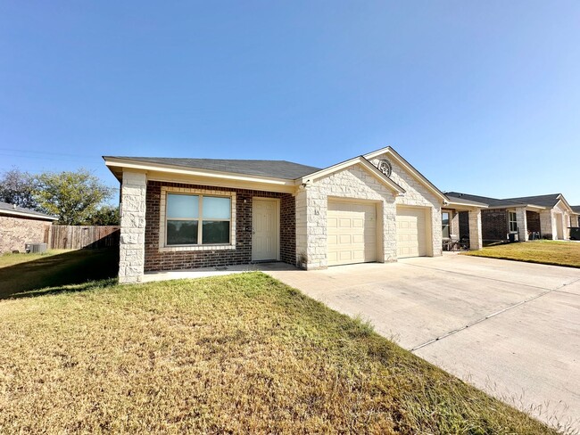 Building Photo - 4204 Ivory Ln