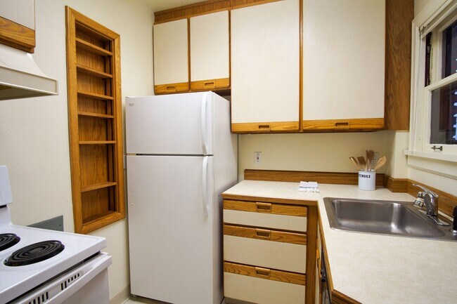 Building Photo - 1931 West Hills Two Bedroom Townhouse Available Now!