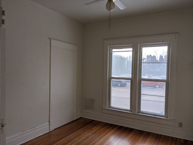 Building Photo - AVAILABLE NOVEMBER 2025!  4-bedroom, 2-bat...