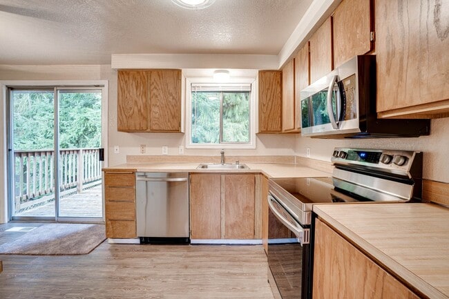 Building Photo - 3 Bedroom /1.5 Bath Silver Lake / Eastmont...
