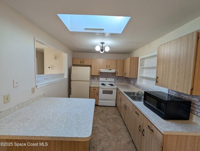 Building Photo - Large Rental Home with Inlaw quarters