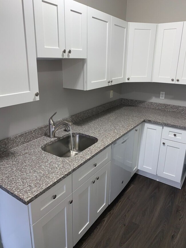 Building Photo - Newly Renovated 3 Bedroom Town Home With B...