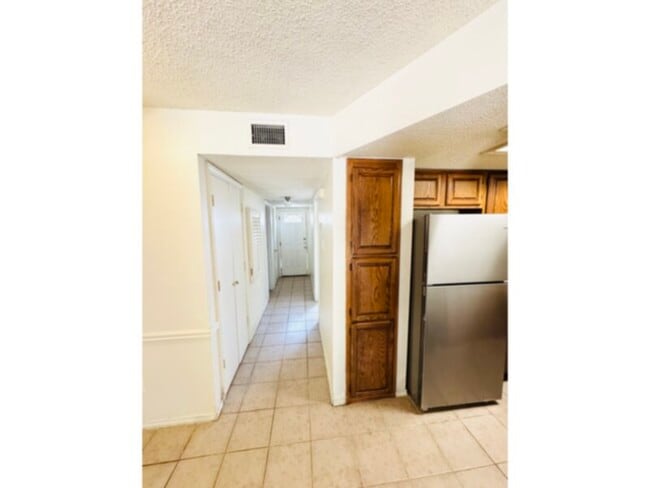 Foto del edificio - ***3 BEDROOM APARTMENT IN SEAGOVILLE*** - ...