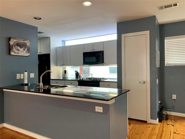 Building Photo - 3209 Yellowstone Park Dr