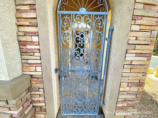 Foto del edificio - 9057 Spinning Wheel Ave