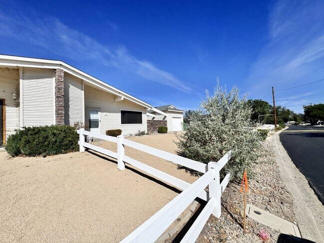 Building Photo - Beautiful 3-bedroom, 1-bathroom Townhouse