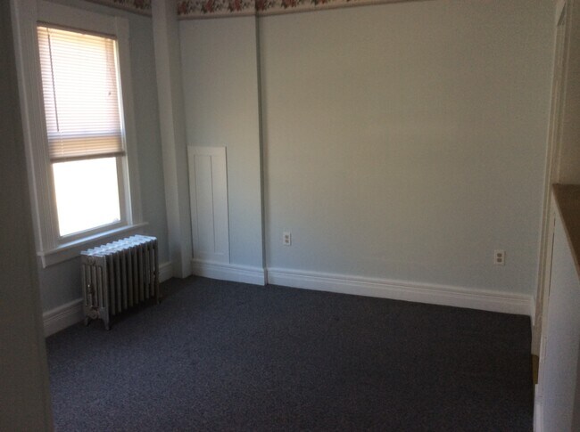 Small side room - 201 Rockwell St