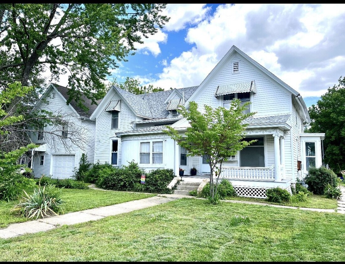 Primary Photo - 1344 Massachusetts St