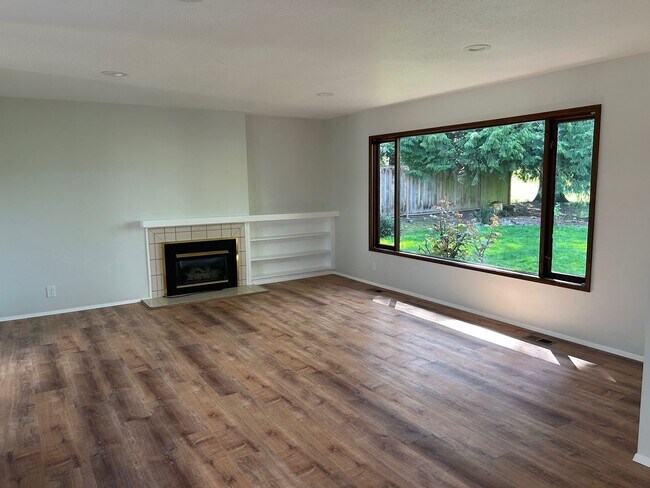 Foto del edificio - Completely Remodeled Home that Backs up to...